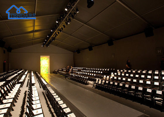 Grote buitentent met duidelijke overspanning, evenemententent voor evenementen, huwelijksfeestceremonie