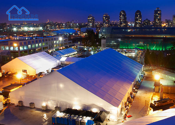 Zonwerende partytent, ruime evenemententent, permanente structuur, versierd luifelsysteem