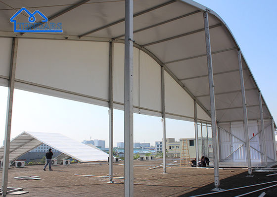 Buiten aangepast zwaar industrieel magazijn, workshop opslag evenement Arcum Curve tent