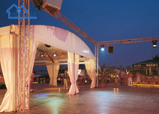 Buitenruimte Tenten met grote boog Aluminium Tenten voor restaurantfeesten Bruiloftsfeesten Marquee Canopy Curved Tent
