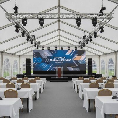 Persconferentie Mediacentrum Feesttent Tent Professioneel AV-integratiepodium Podium Europese journalistiek Evenementoverkapping