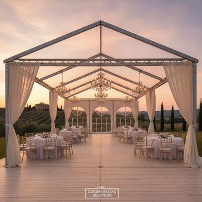 Luxe Italiaanse bruiloftstent met aluminium frame, ivoor gedrapeerde kroonluchter, receptie op het platteland van Toscane